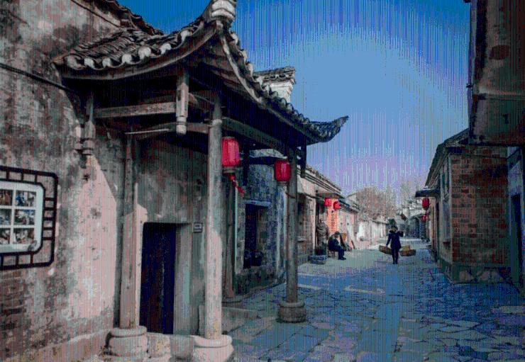 10个月大婴儿落水70岁保洁员30秒救起！家人带孩子登门感谢